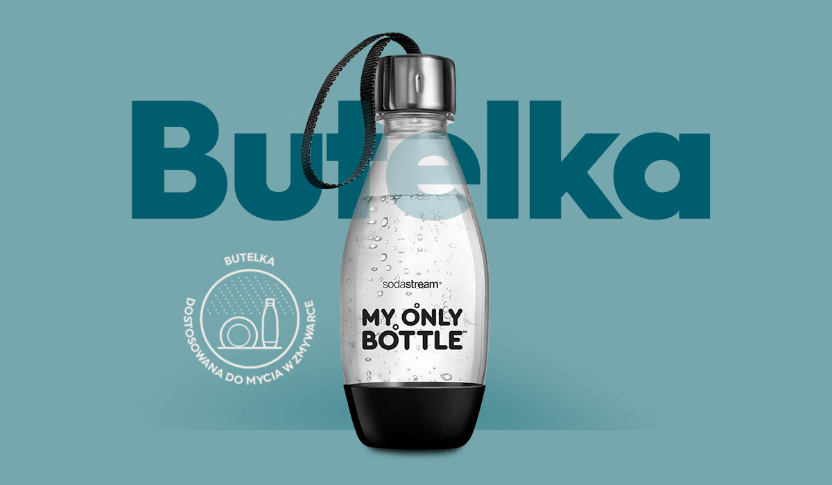 Butelka SodaStream My Only Bottle Czarna widok od frontu na niebieskim tle