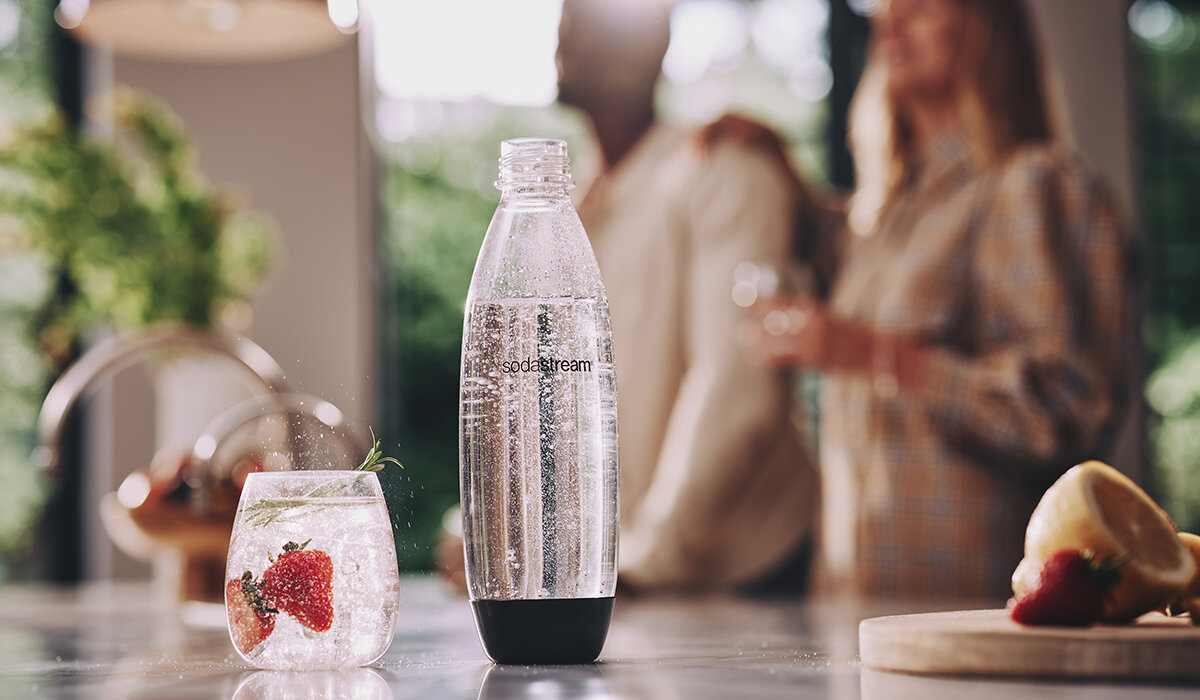 Butelki SodaStream Fuse 2x1L Czarne widok od frontu na butelkę i szklankę z gotowym napojem