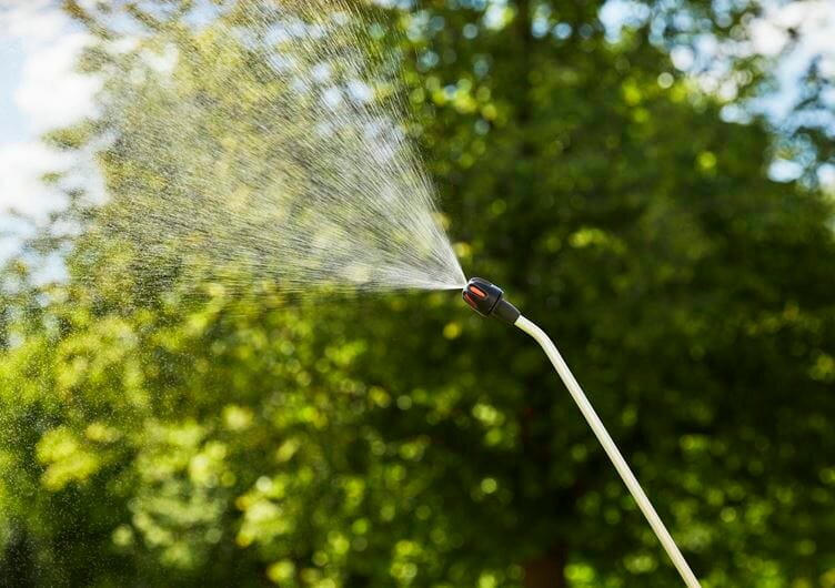 Opryskiwacz ciśnieniowy Gardena Comfort 11130-20 zbliżenie na dyszę podczas użytku