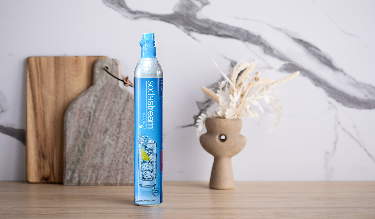 Cylinder SodaStream Twist Connect niebieski widok od frontu na blacie