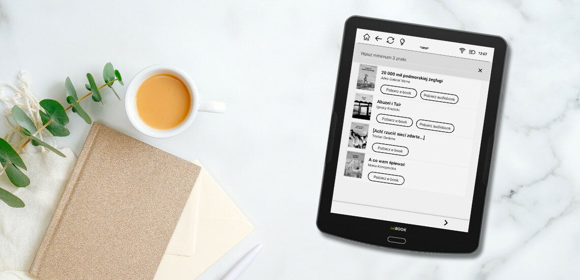 Czytnik e-booków inkBook Focus widok na czytnik leżacy na blacie od frontu