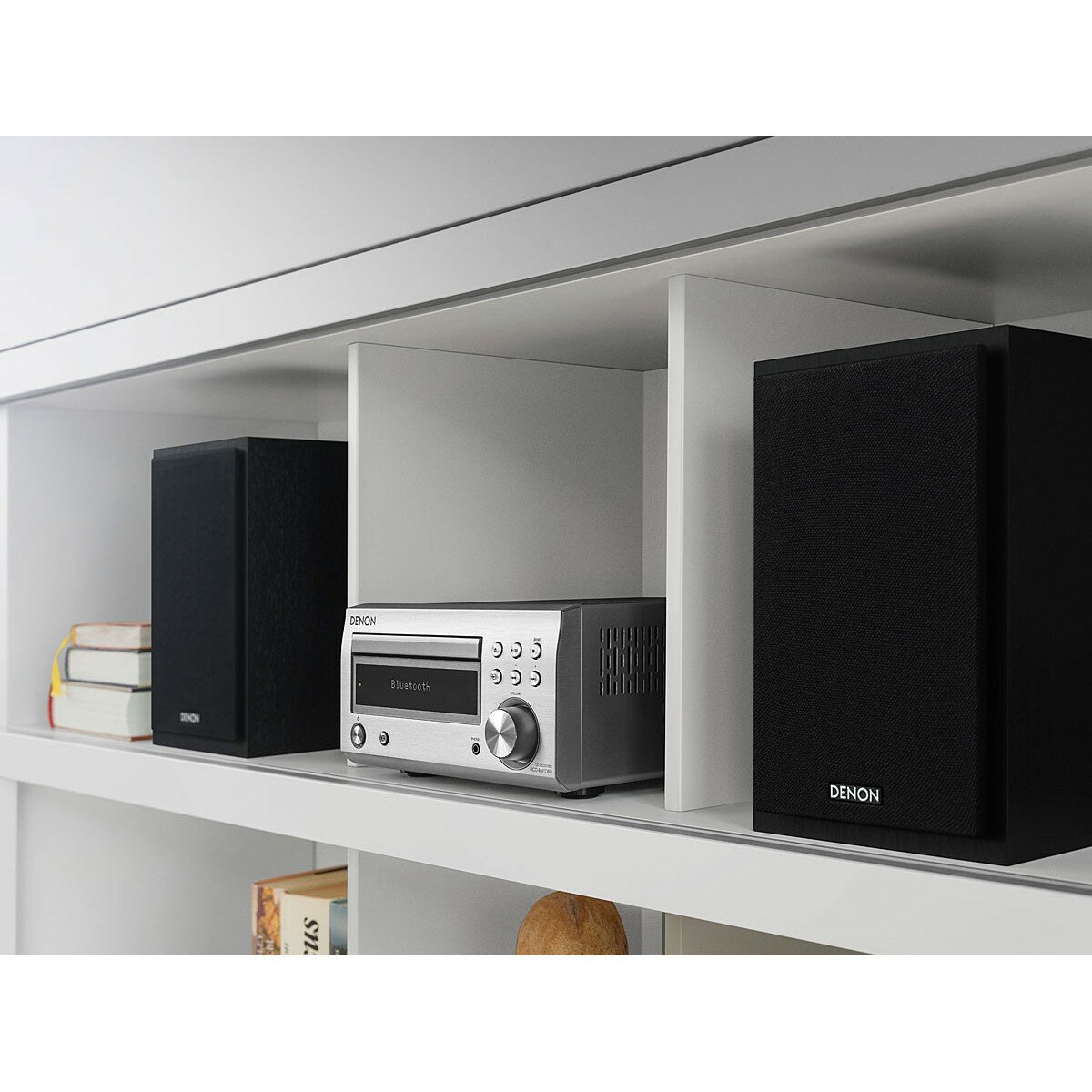 Aplituner Denon RCDM41DABSPEK 2x30W frontem na regale