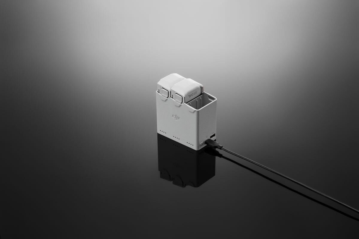 Dwukierunkowy hub ładujący DJI podłączony lekko po skosie