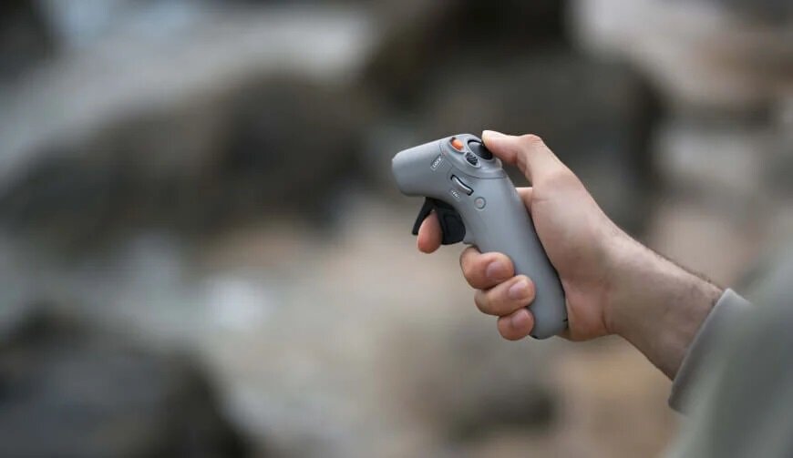 Kontroler DJI RC Motion 2 widok lekko pod skosem na mężczyznę używającego go