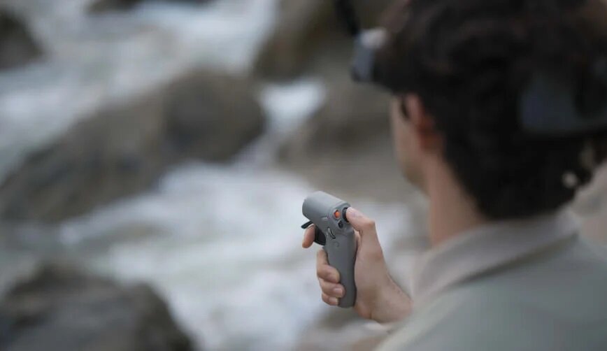 Kontroler DJI RC Motion 2 widok lekko pod skosem na mężczyznę używającego go