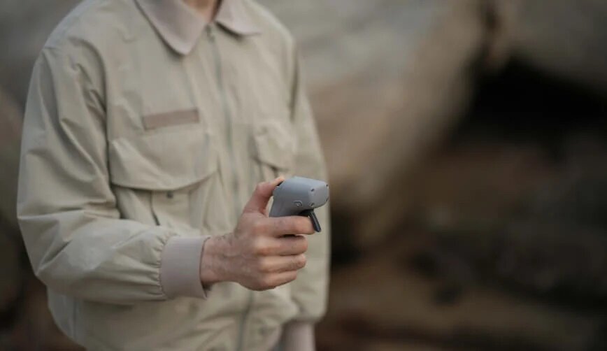 Kontroler DJI RC Motion 2 widok na mężczyznę używającego go