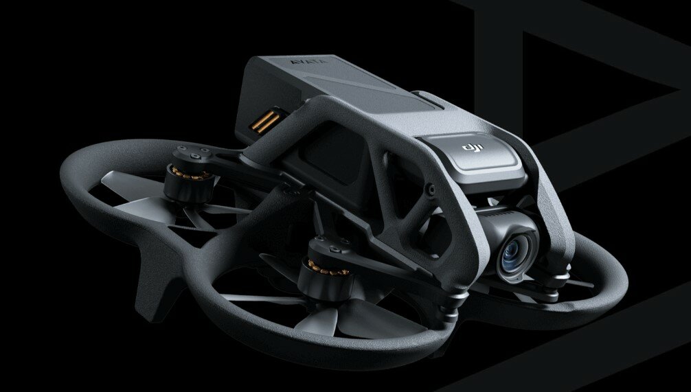 Dron DJI AVATA (bez kontrolera) pokazany dron pod skosem (bok i góra)