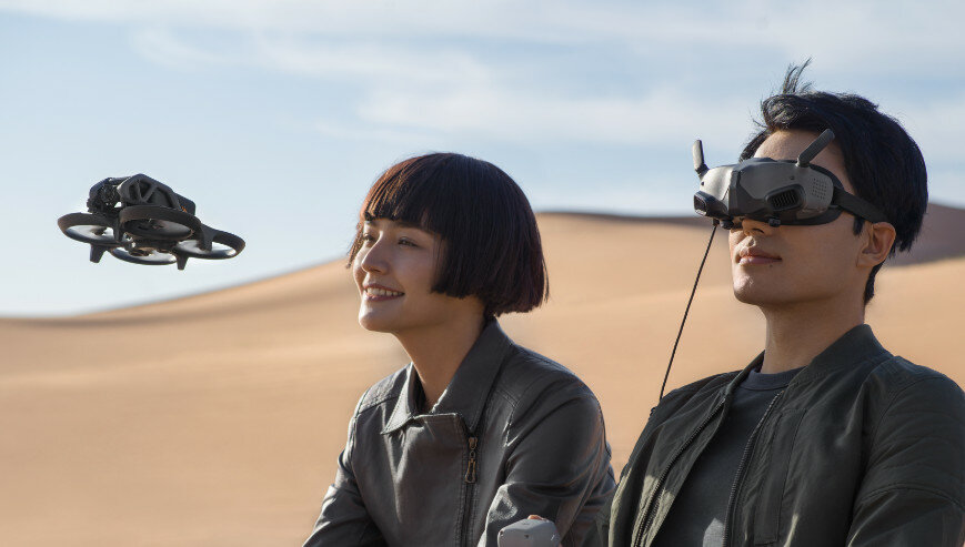 Dron DJI AVATA (bez kontrolera) mężczyzna w DJI Goggles 2