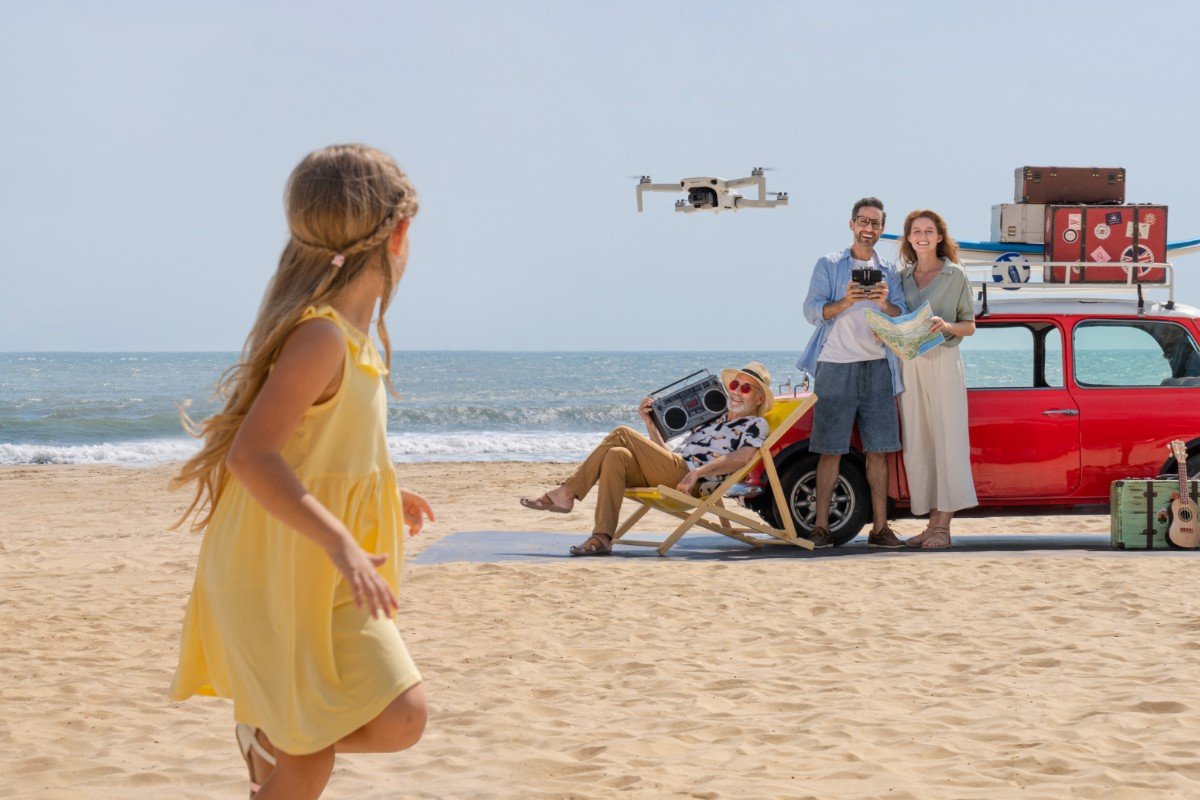 Dron DJI Mini 2 Fly More Combo Biało-szary widok na przód od dołu, w locie