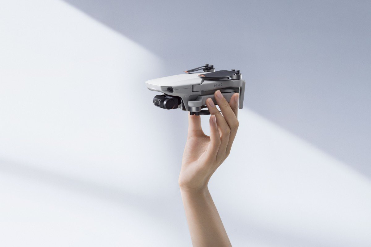 Dron DJI Mini 2 Fly More Combo Biało-szary widok na lewy bok pod kątem, dron bez śmigieł