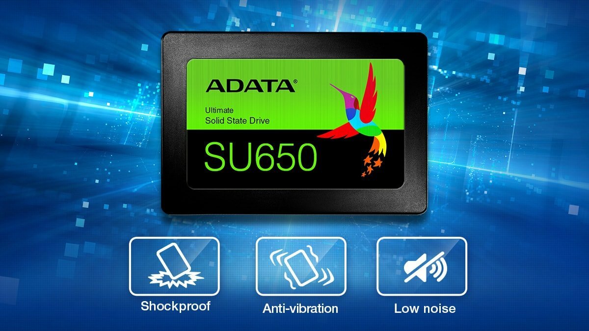 Dysk SSD Adata Ultimate SU650 1TB 2,5” widok dysku od przodu na niebieskim tle z informacjami o odporności na wstrząsy i wibracje oraz informacja o cichszej pracy