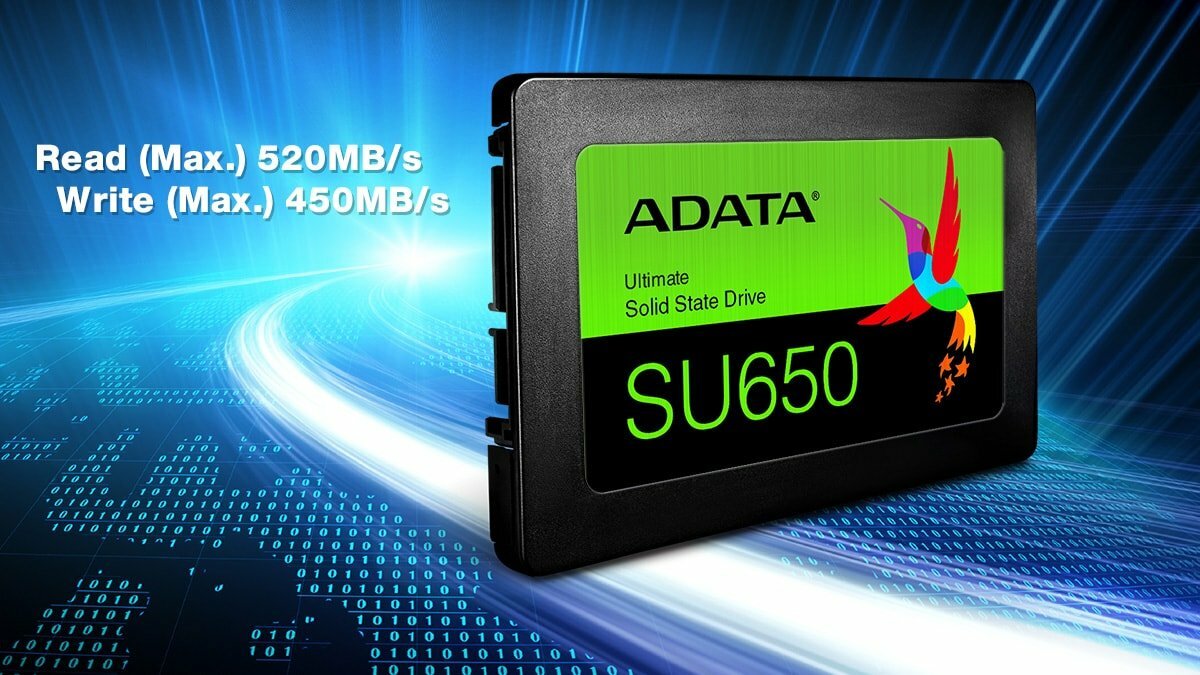 Dysk SSD Adata Ultimate SU650 1TB 2,5” widok dysku na niebieskim tle z informacją o odczycie 520 mb/s i zapisie 450 mb/s