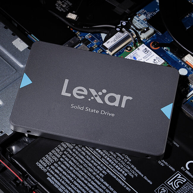 Dysk SSD Lexar NQ100 1920GB 2,5 SATA widok dysku na tle innych podzespołów komputerowych