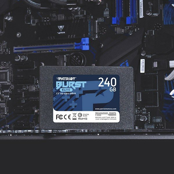 Dysk SSD Patriot Burst Elite 240GB PBE240GS25SSDR dysk na tle innych komponentów w obudowie komputera