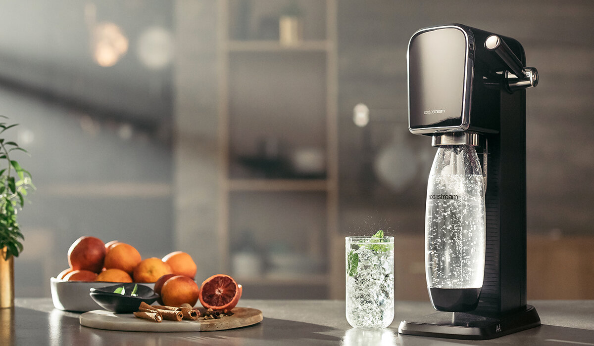 Saturator SodaStream Art grafika przedstawia saturator oraz szklankę z wodą stojące na blacie