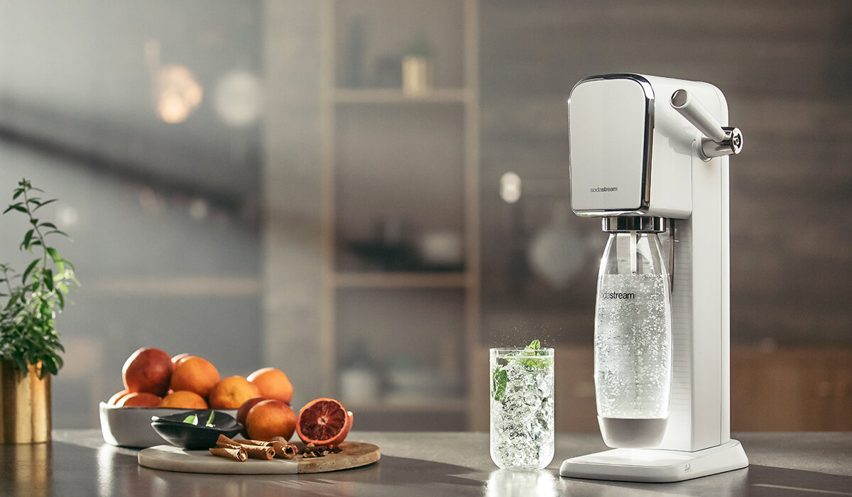 Saturator SodaStream Art grafika przedstawia saturator oraz szklankę z wodą stojące na blacie