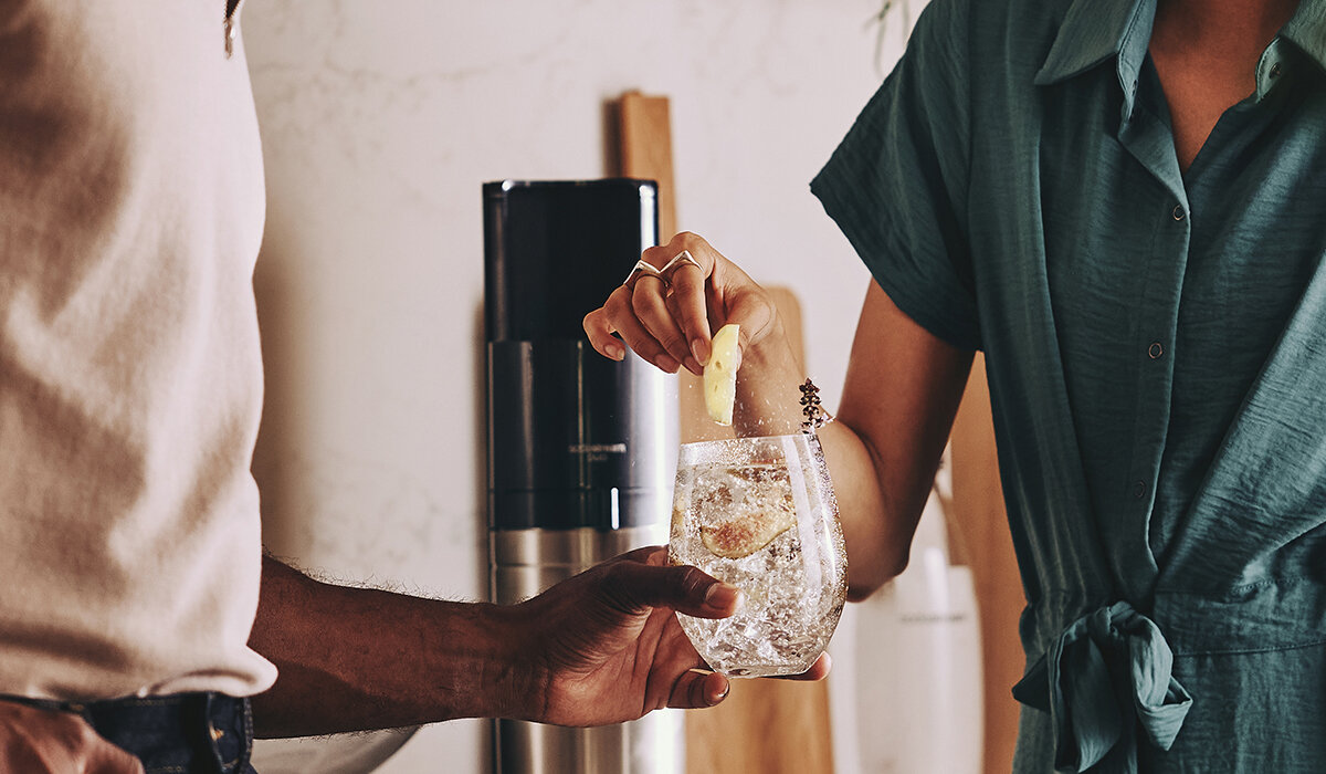 Ekspres SodaStream Duo Czarny grafika przedstawiająca dwie osoby przygotowujących napój na tle kuchni