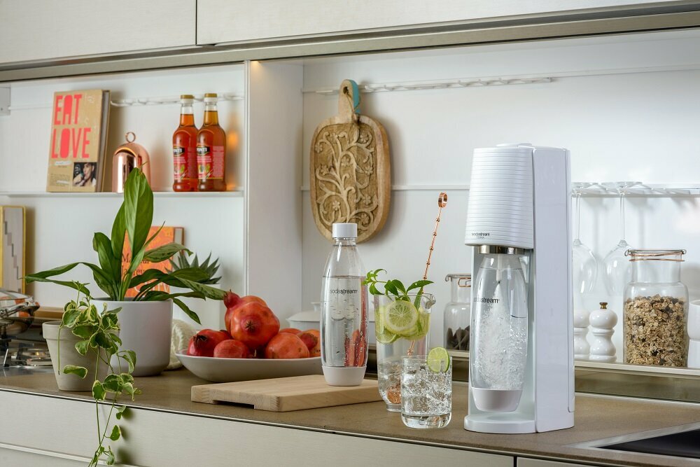 Ekspres SodaStream Terra biały 3 butelki frontem w kuchni