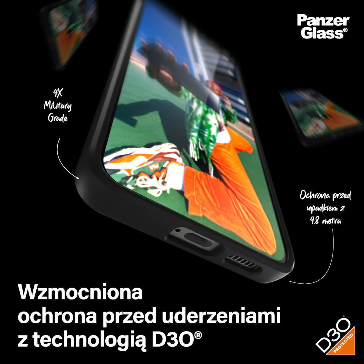 Etui PanzerGlass HardCase D3O Samsung Galaxy S24 czarne widok na kobietę trzymającą telefon z założonym etui na tla wieżowców 