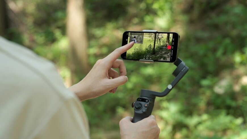 Gimbal DJI Osmo Mobile 6 z zamocowanym telefonem