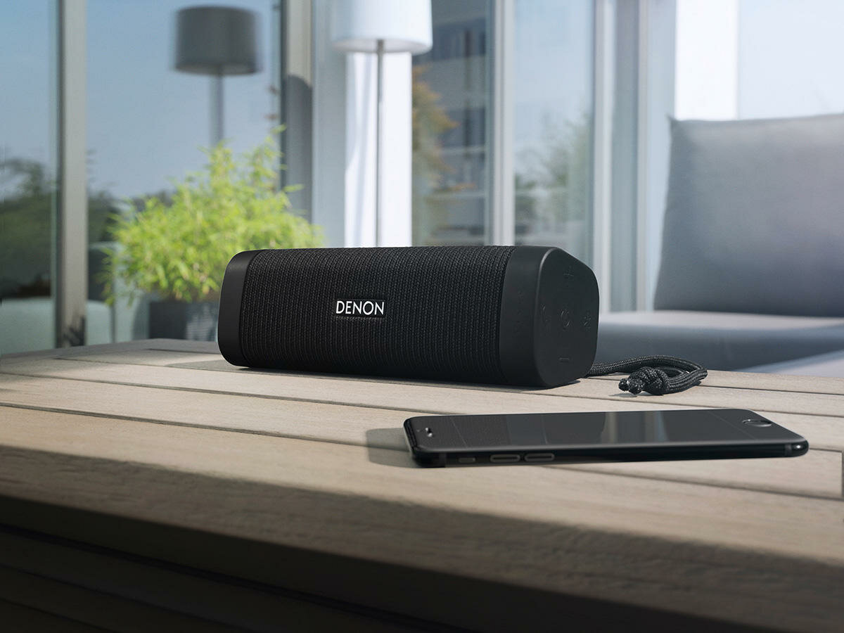 Przenośny głośnik Bluetooth DENON NEW ENVAYA POCKET DSB250BTBGEM szaro-czarny widok pod kątem na przód czarnej wersji kolorystycznej