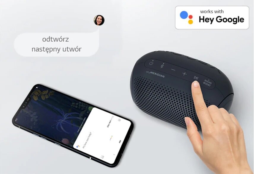 Głośnik bezprzewodowy LG XBOOM Go PL2 widok na głośnik pod skosem w lewo oraz na telefon obok