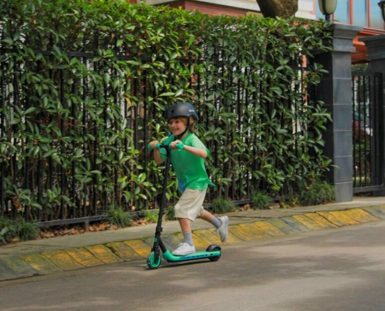 Hulajnoga Elektryczna Segway Ninebot eKickscooter ZING A6 używana przez chłopaka jadącego na dworze