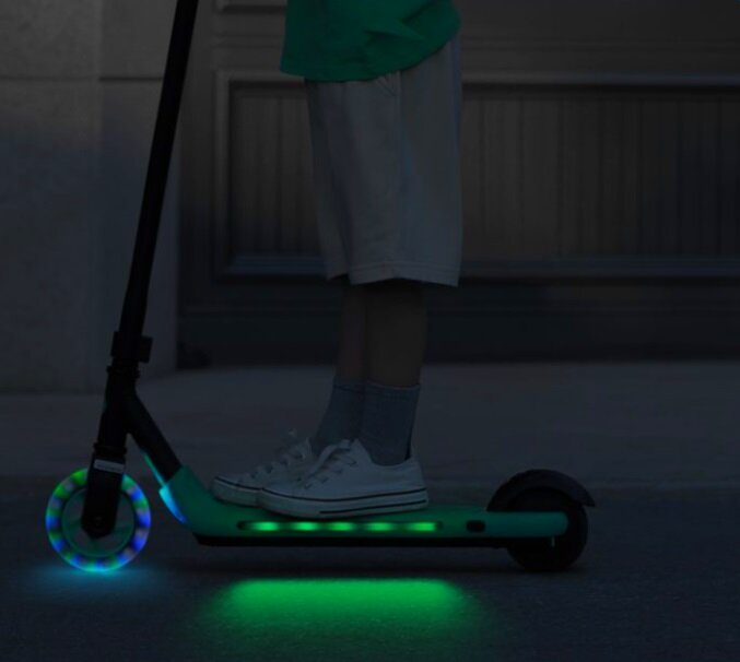 Hulajnoga Elektryczna Segway Ninebot eKickscooter ZING A6 podświetlona na trasie jazdy