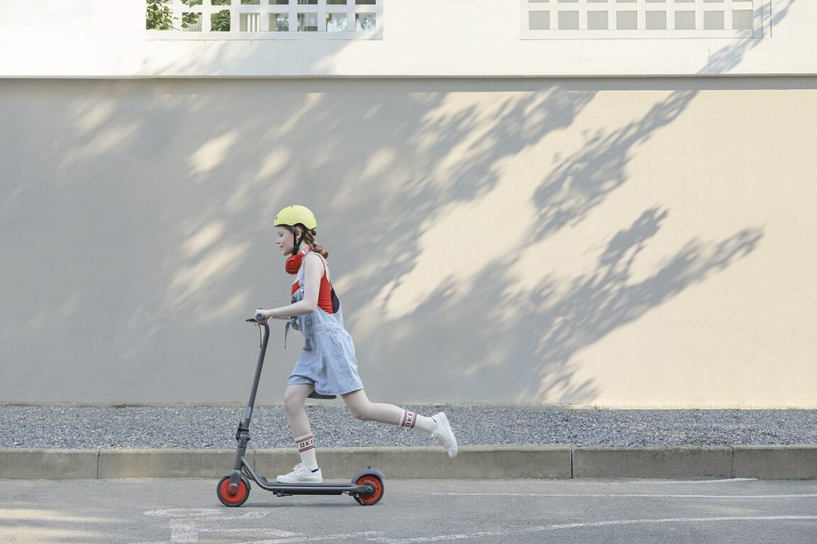 Hulajnoga Elektryczna Segway Ninebot eKickscooter ZING C20 - jadąca dziewczynka