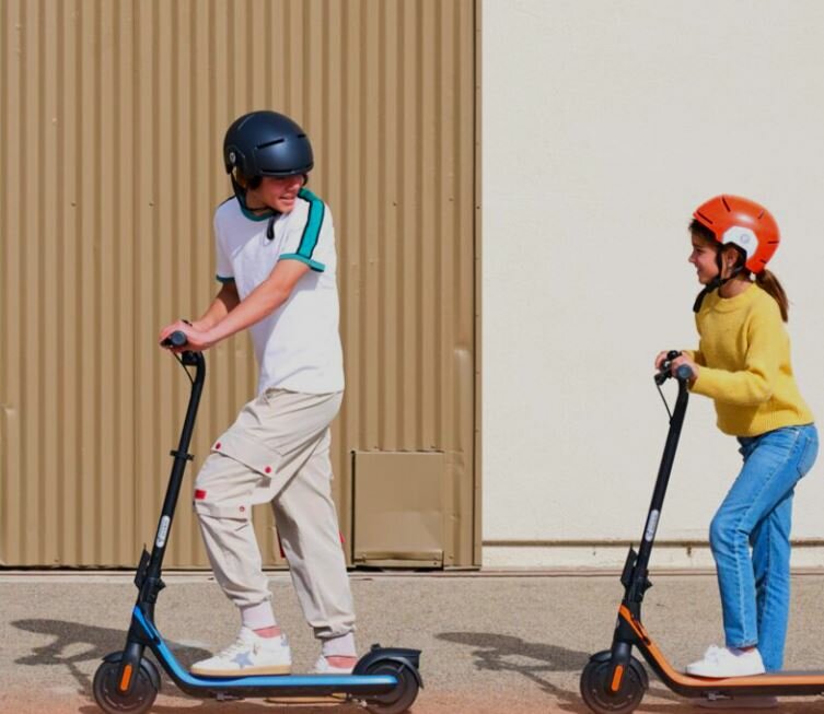 Hulajnoga elektryczna Segway C2 Pro 260W widok na dzieci jeżdzące na hulajnodze od boku