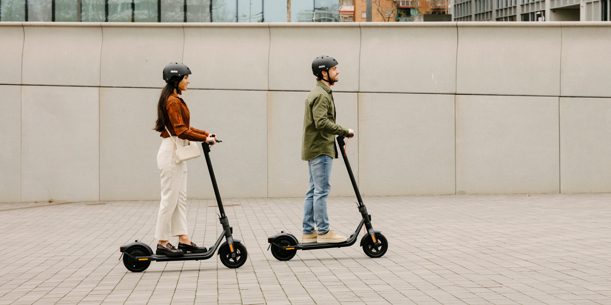 Hulajnoga elektryczna Segway Ninebot KickScooter F2 D 10” dwie osoby jadące na hulajnogach