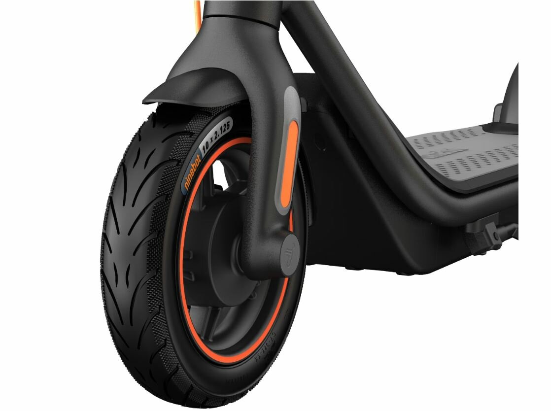 Hulajnoga elektryczna Segway F65D czarna widok pod skosem na tylnie koło