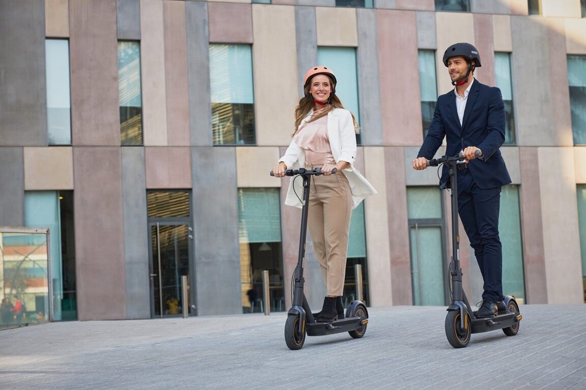 Hulajnoga Elektryczna Segway Ninebot KickScooter Max G30D II - mężczyzna i kobieta na hulajnodze