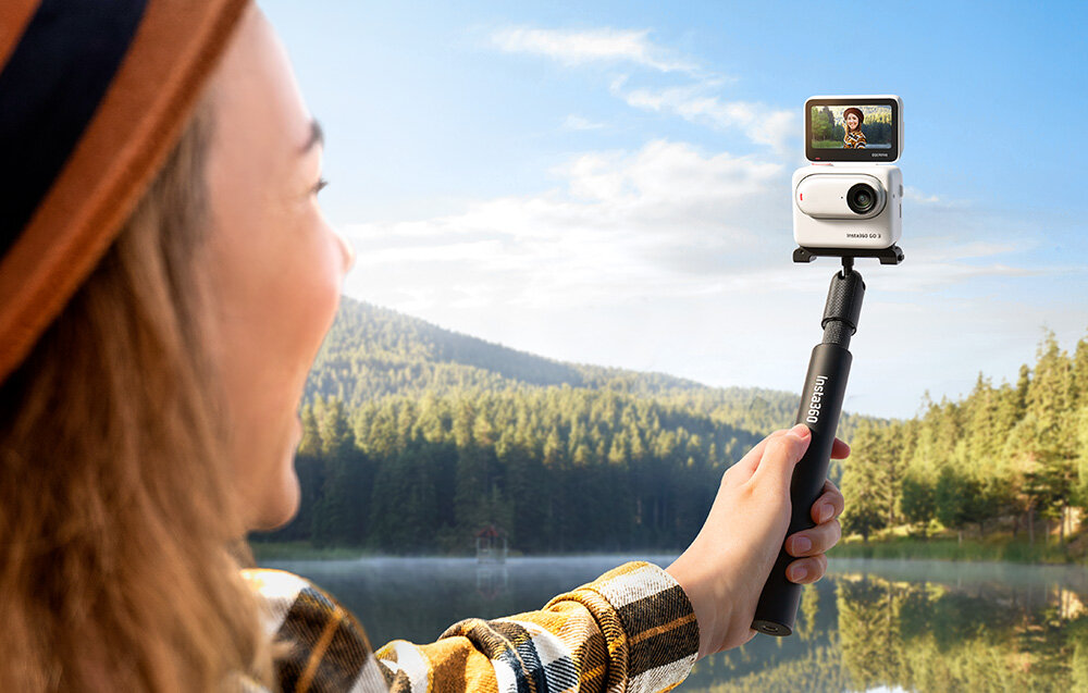 Kamera sportowa Insta360 GO 3 128GB biała grafika przedstawia kobietę z kamerą zamontowaną na pałąku