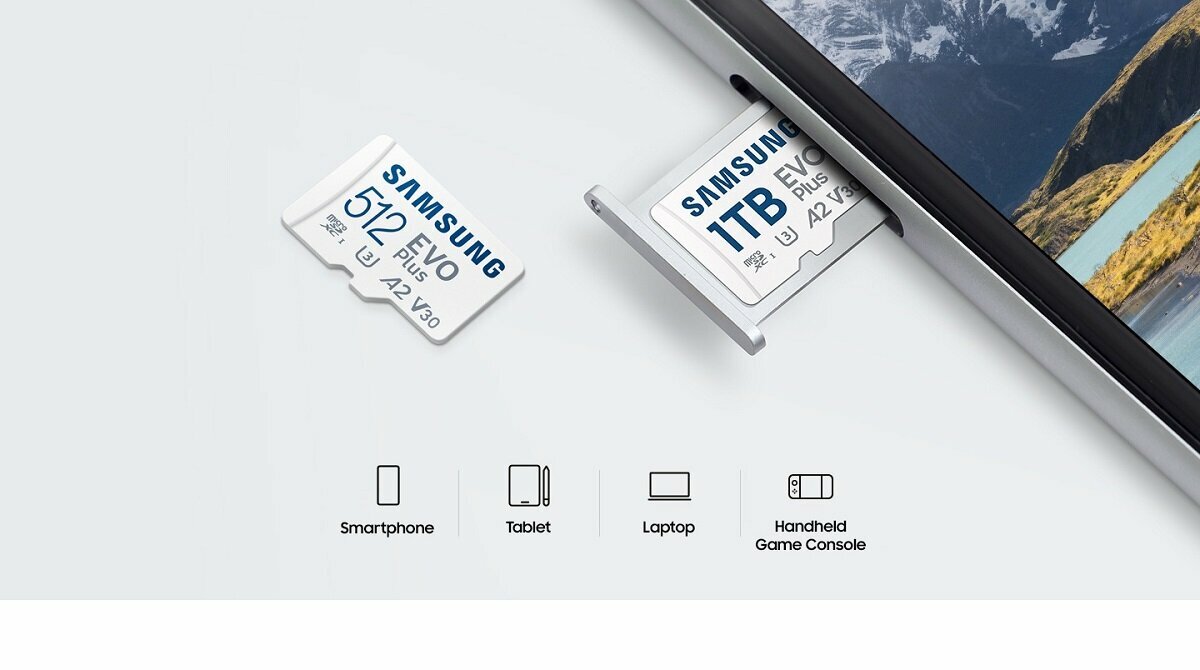 Karta pamięci Samsung EVO Plus microSD 1 TB grafika przedstawia kartę pamięci leżącą obok tableta oraz kartę umiejscowioną w szufladce tableta