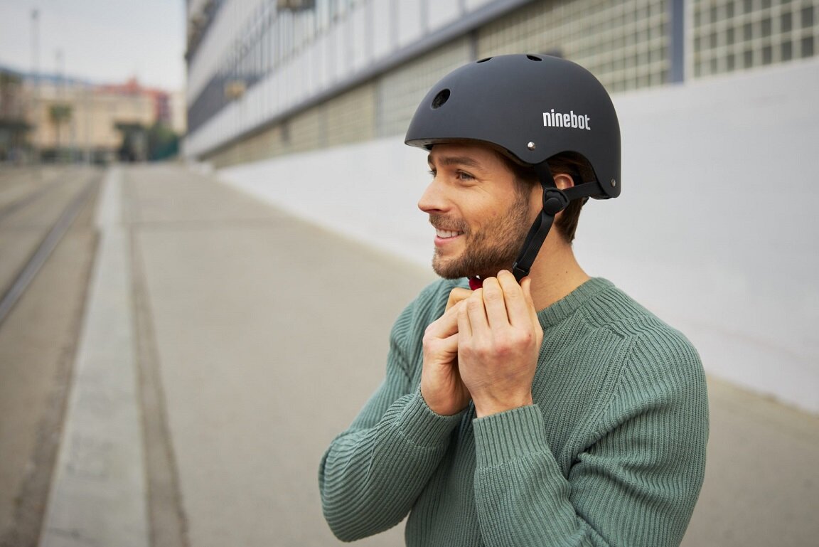 Kask Segway Ninebot zakładany przez mężczyznę