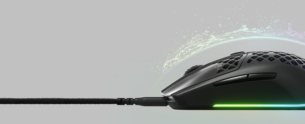 Mysz SteelSeries Aerox 3 (2022) Onyx ochlapana wodą na białym tle