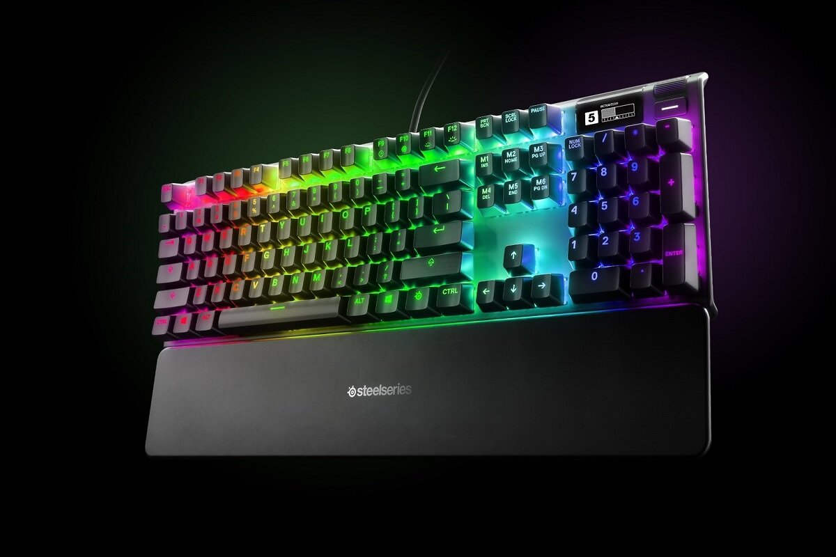 Klawiatura SteelSeries Apex Pro US na czarnym tle z włączonym RGB