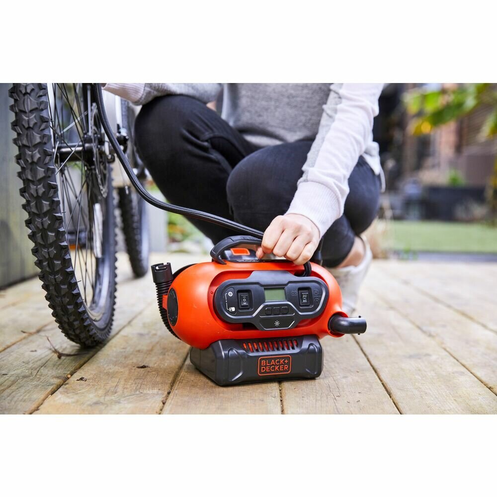 Kompresor elektryczny Black&Decker BDCINF18N-QS 12V i 18V urządzenie podczas pracy 