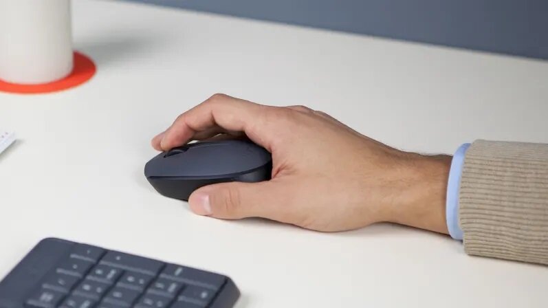 Klawiatura i mysz Logitech MK235 wizualizacja użytkowania widok pod kątem podczas użytkowania myszki z zestawu