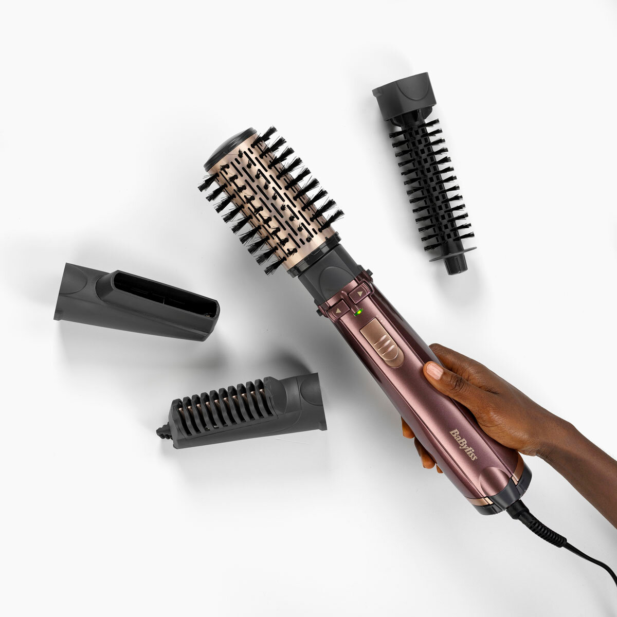 Suszarko-lokówka BaByliss Powerful Air Styling grafika przedstawia suszarko-lokówkę pod skosem trzymaną w ręce oraz jej końcówki