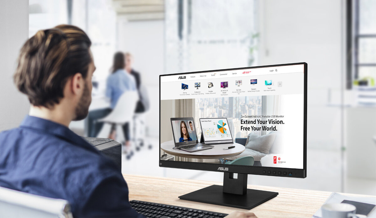 Monitor Asus BE24EQSB widok na mężczyznę podczas pracy