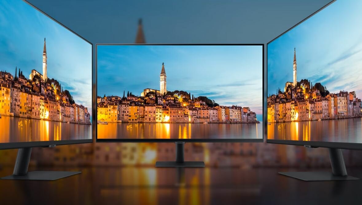 Monitor Samsung ViewFinity S70A 4K 27 widok na trzy monitory pod różnymi kątami