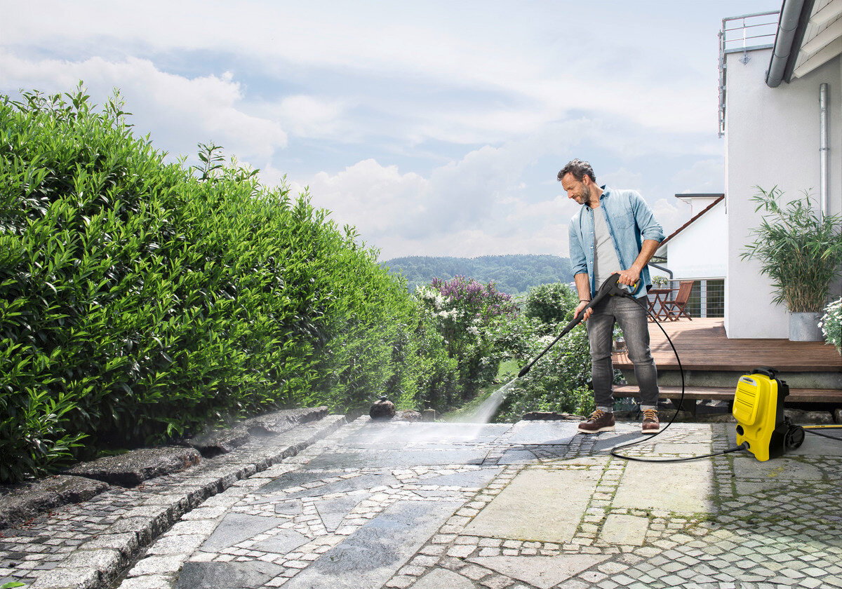 Myjka ciśnieniowa Karcher K 4 Compact UM podczas pracy w ogrodzie