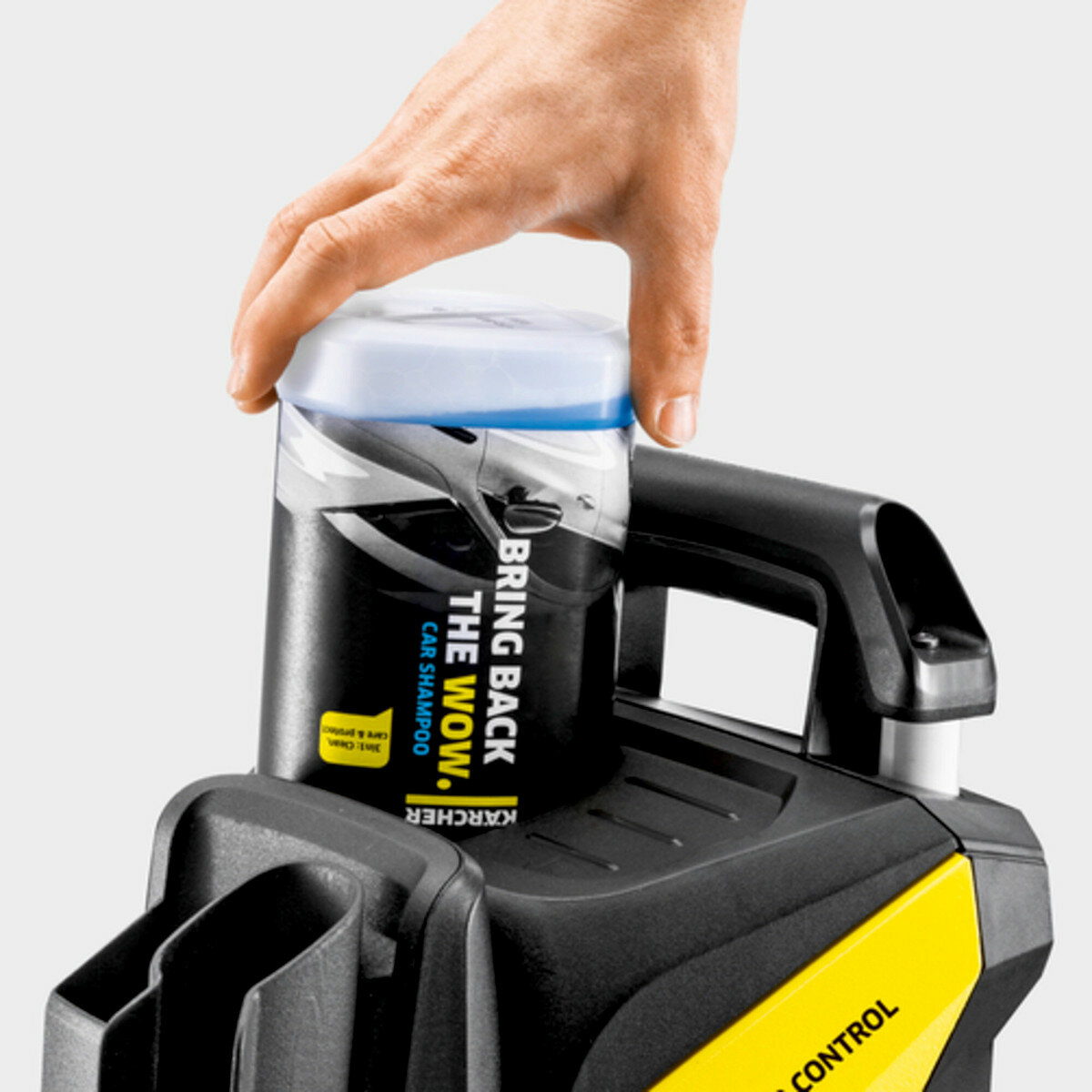 Myjka ciśnieniowa Karcher K 5 Power Control z pistoletem widok na użycie systemu plug 'n' clean