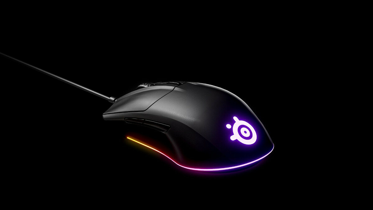 Mysz SteelSeries Rival 3 od boku po skosie na czarnym tle