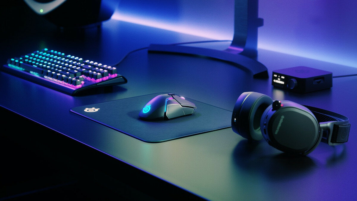 Mysz SteelSeries Rival 650 Wireless wraz ze słuchawkami, podkładką oraz klawiaturą od SteelSeries na blacie biurka