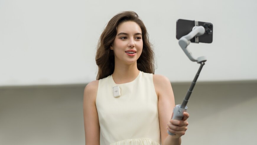 Nadajnik DJI Mic 2 grafika przedstawia kobietę nagrywającą telefonem i nadajnik przyczepiony do koszulki