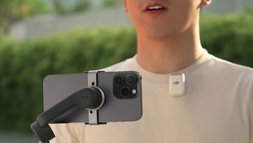 Nadajnik DJI Mic 2 grafika przedstawia mężczyznę nagrywającego telefonem oraz nadajnik przyczepiony do koszulki