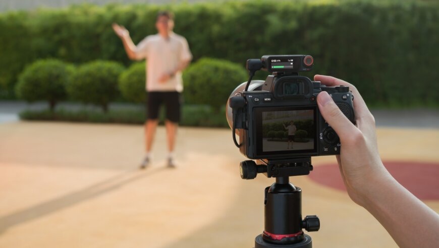 Nadajnik DJI Mic 2 grafika przedstawia nadajnik przyczepiony do kamery